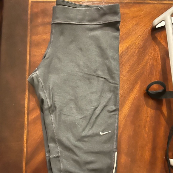 Nike Dri Fit Capri Size Large - Picture 1 of 1